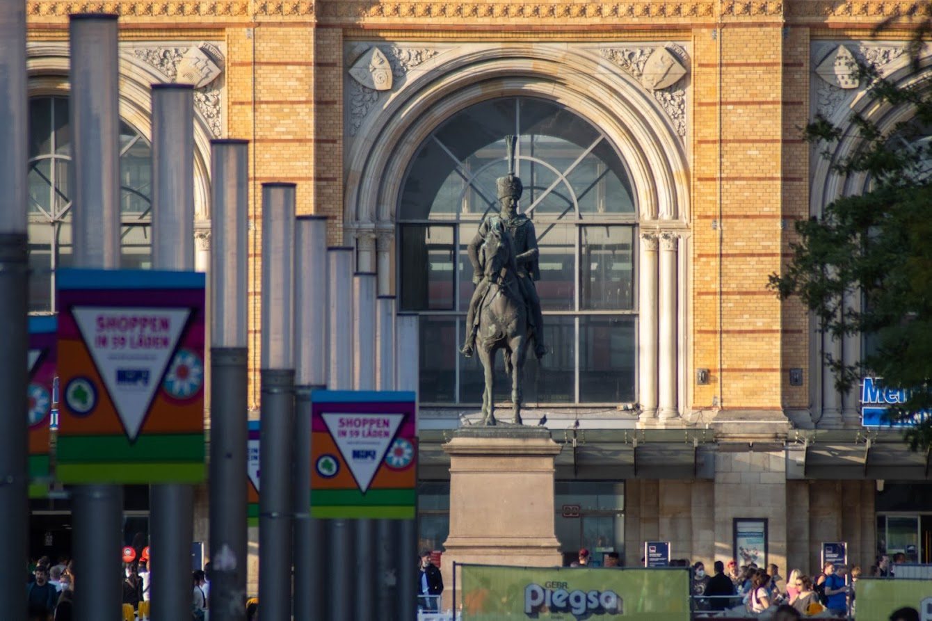 Ernst-August-Denkmal vorm Hauptbahnhof